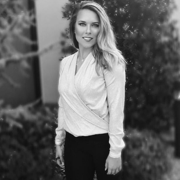 Solve/white v-neck top - Picture 1 of 1